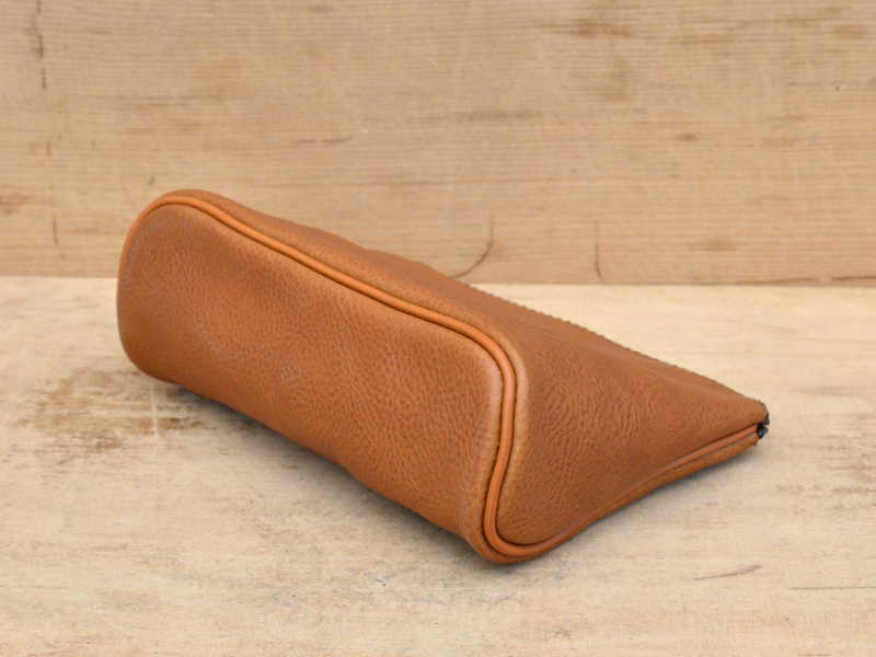 マチ付きで沢山小物を入れられるファスナーレザーポーチ / 革鞄のHERZ