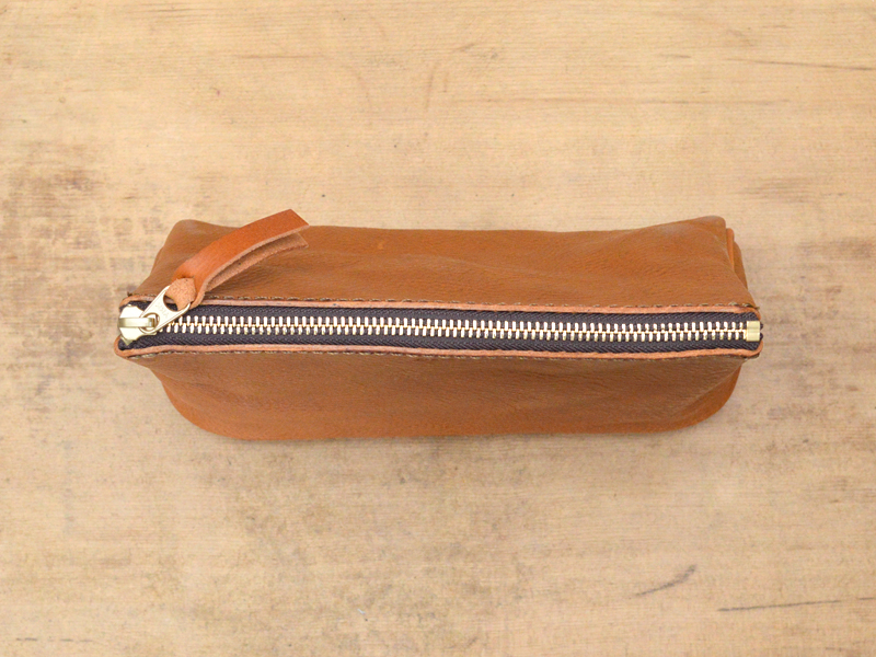マチ付きで沢山小物を入れられるファスナーレザーポーチ / 革鞄のHERZ