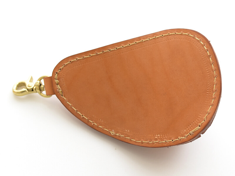 ギャザーを寄せた立体フォルムの餃子型小銭入れ / 革鞄のHERZ(ヘルツ