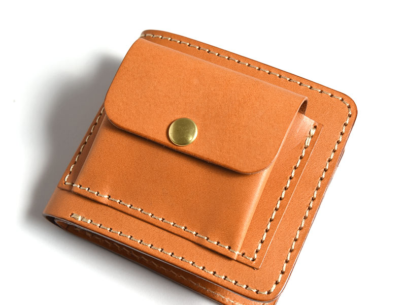 小銭入れが外側にある小銭が出しやすい二つ折り財布 / 革鞄のHERZ