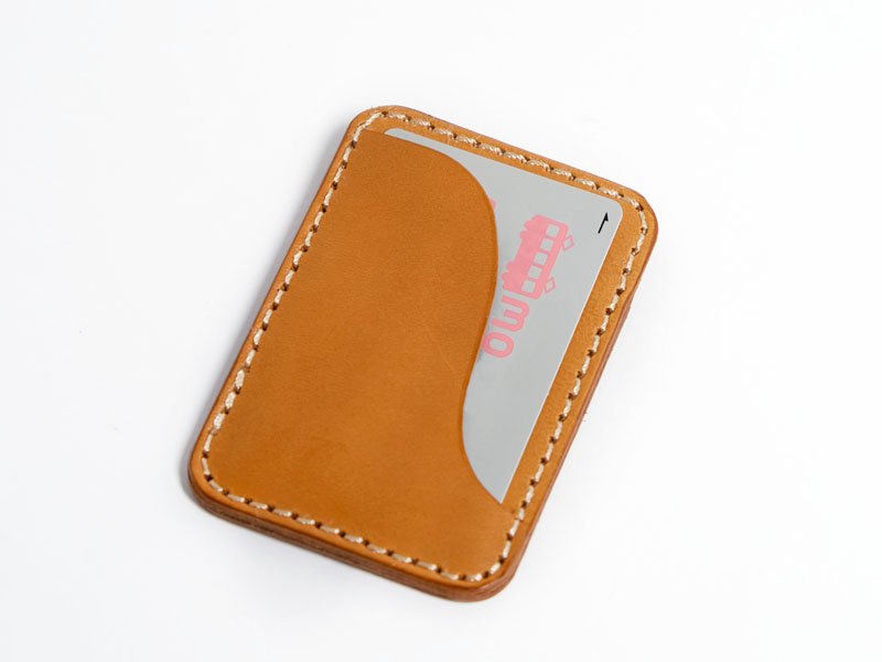 革の曲線がきれいなシンプルなレザーパスケース / 革鞄のHERZ(ヘルツ