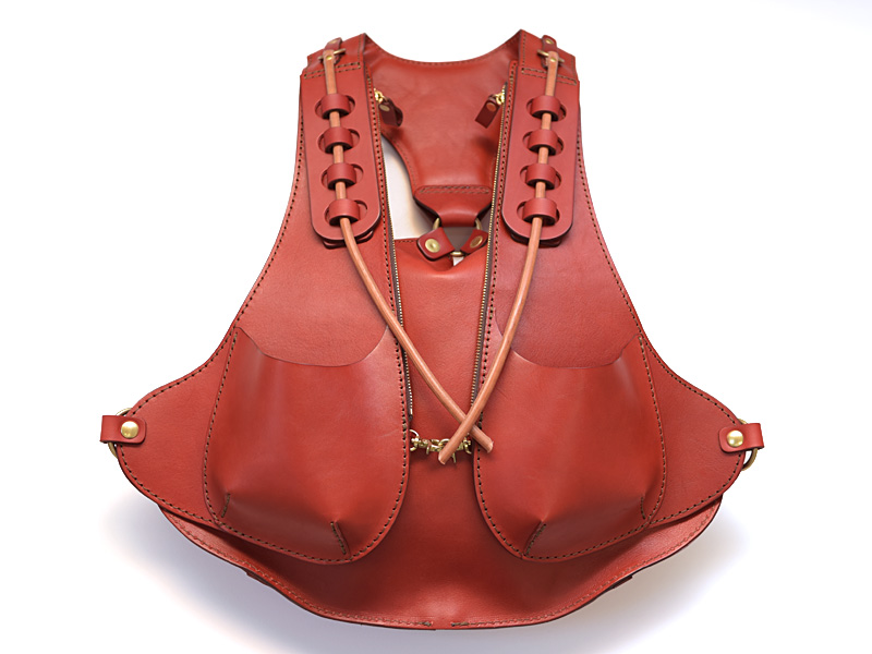 服を着るように鞄を背負うリュックタイプの着るカバン・ベスト型 / 革