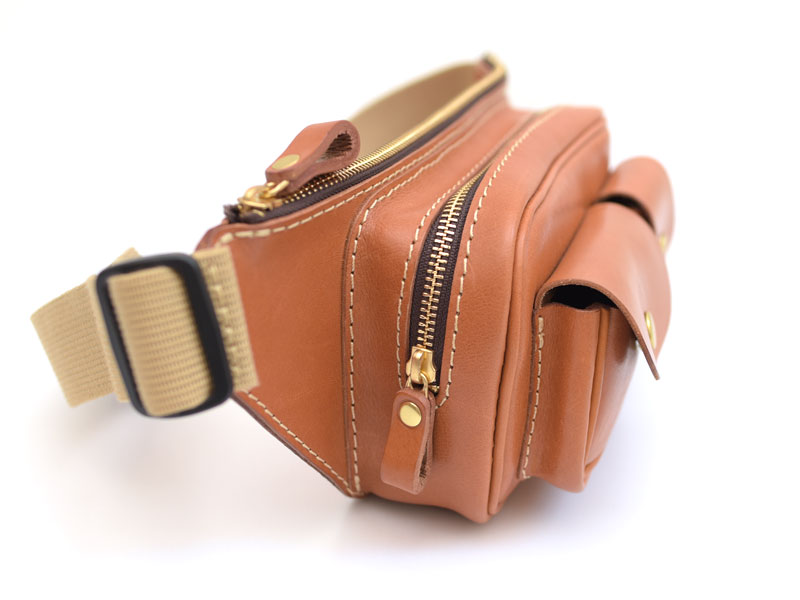 メンズ・レディース問わず使える2ポケットの本革ウエストバッグ / 革鞄