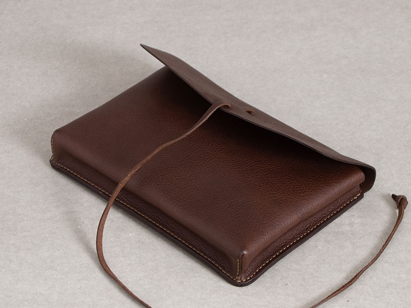 クラシカルな革封筒を思わせる革紐留めの小物入れ・ポーチ / 革鞄の
