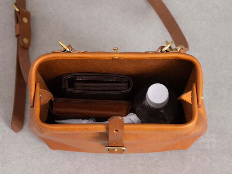 見た目以上に荷物が入るガマ口式の本革ショルダーバッグ / 革鞄のHERZ