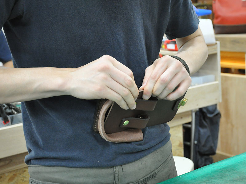 ハードレザーで仕上げたポケット付きのベルトポーチ / 革鞄のHERZ