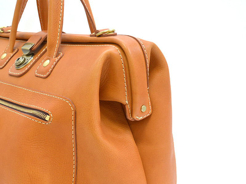 旅行に便利な大ポケット付きのソフトレザー口枠ボストンバッグ / 革鞄