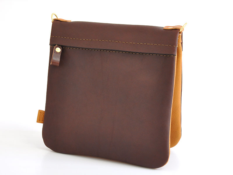 表裏で革色を選べるシンプルなリバーシブルショルダーバッグ / 革鞄の