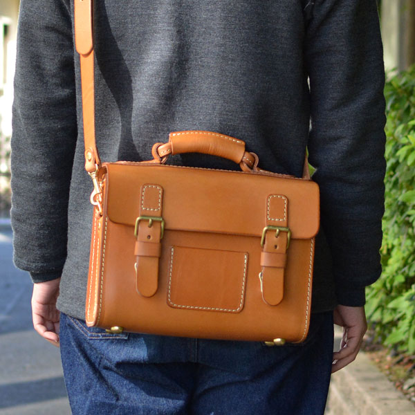 ハードユースに耐える樽型の本革2wayショルダーバッグ / 革鞄のHERZ