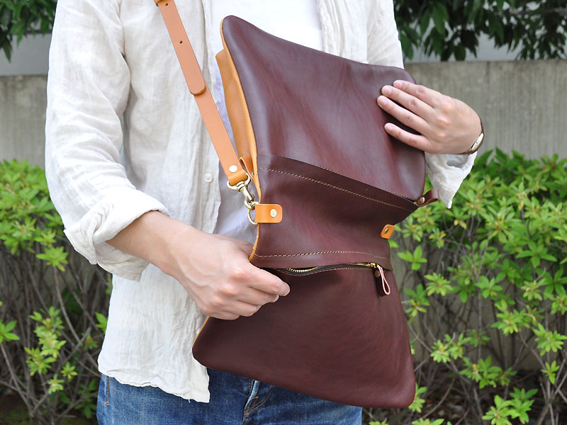 リバーシブルショルダーバッグ・ワイドタイプ(CK-125)　内側を表に実践2