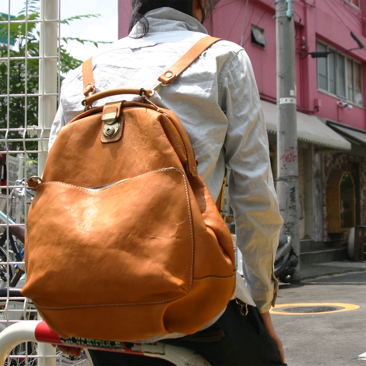 一泊二日の小旅行にも使える人気のワンパクリュック / 革鞄のHERZ