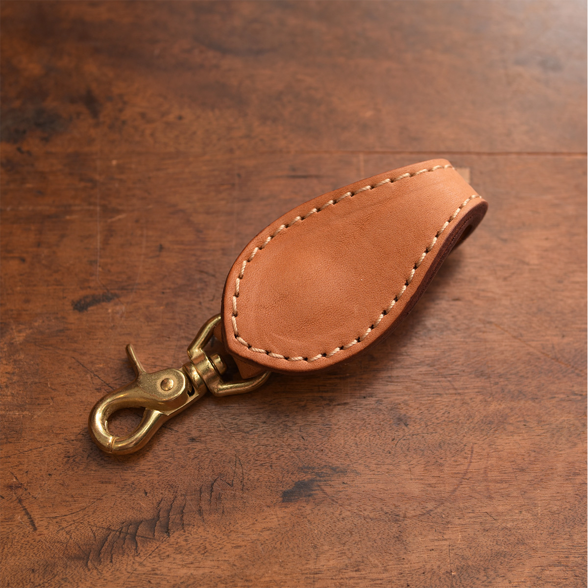 ベルトに付けられる大きな金具付きレザーキーホルダー / 革鞄のHERZ