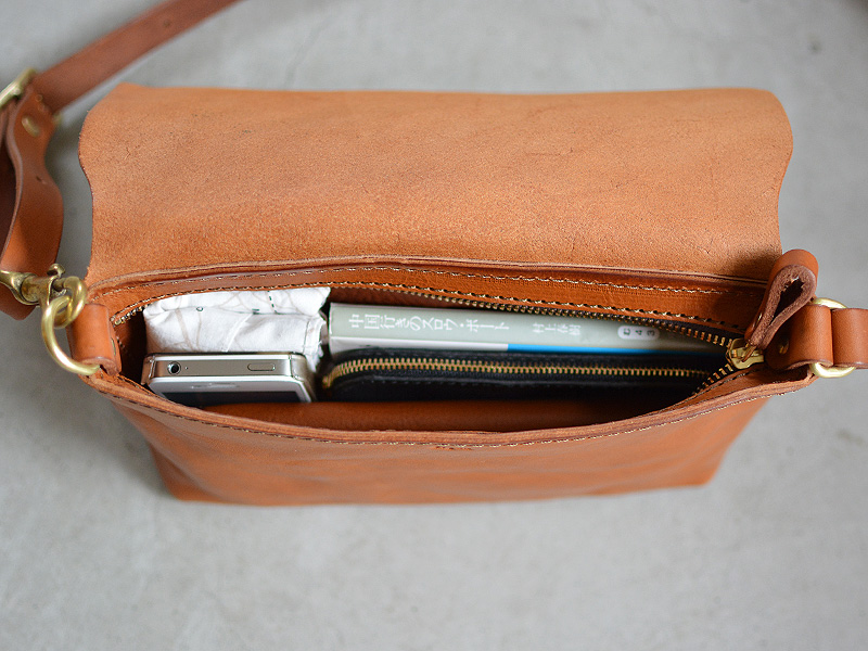 小さくても必要なモノが入る総かぶせ革製ショルダーバッグ / 革鞄の