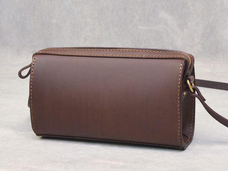 シンプルデザインのファスナーショルダーバッグ / 革鞄のHERZ(ヘルツ