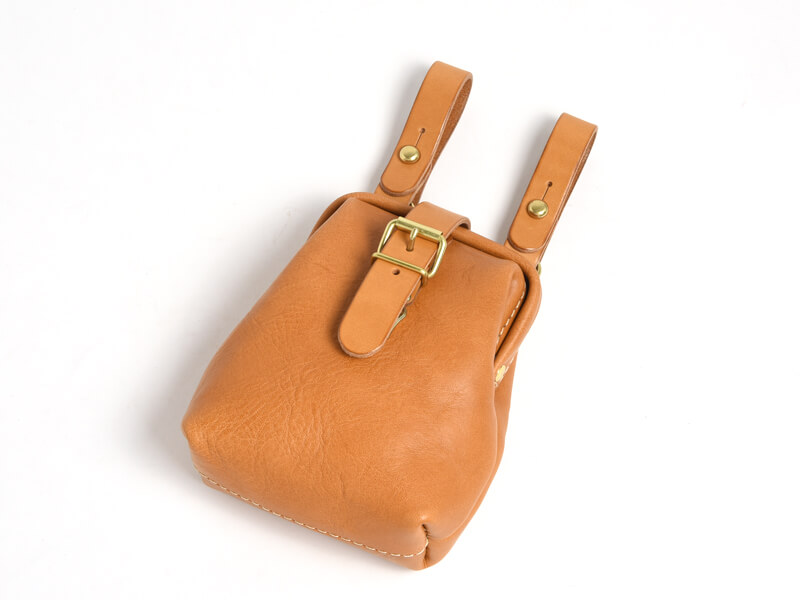 がま口で大きく開いて使いやすいレザーベルトポーチ / 革鞄のHERZ