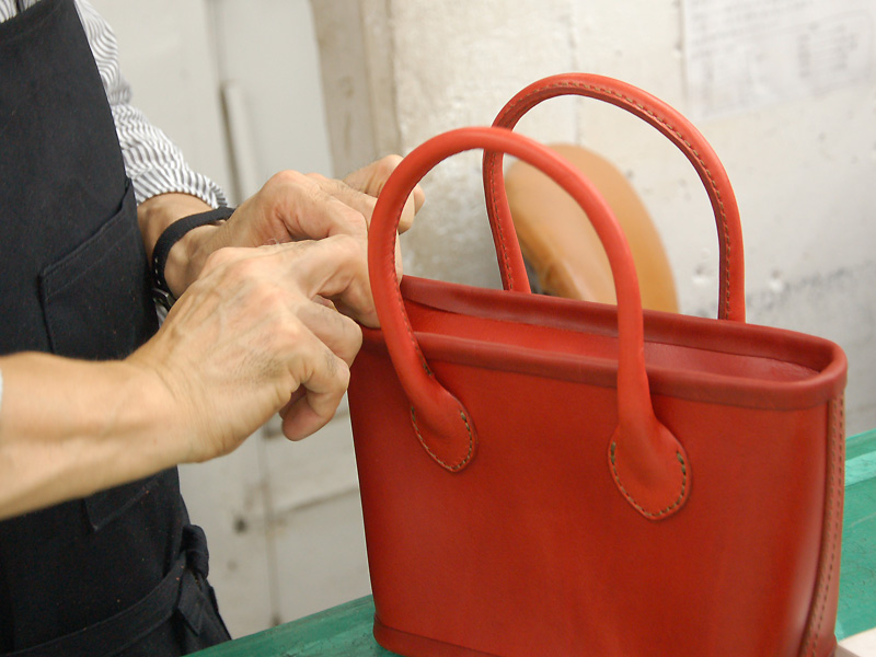 レディースおでかけバッグ(Q-1)はハードレザーで仕上げたこぶりな