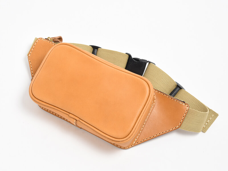 旅行のサブバッグにも便利な革製のファスナーウエストバッグ / 革鞄の