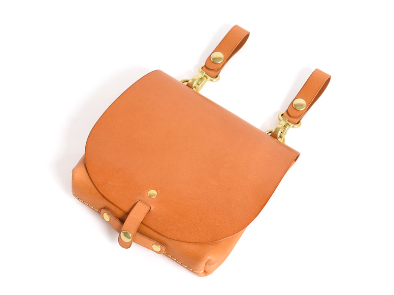 ショルダーにもなる2wayタイプの総かぶせベルトポーチ / 革鞄のHERZ