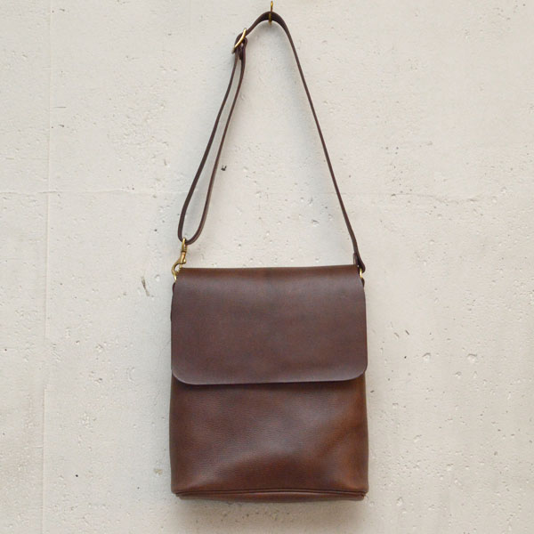 ヘルツ　オルガン　ショルダーバッグ（G-60）　美品 背面から底マチがゆるやかなカーブで背中に添うショルダーバッグ / 革