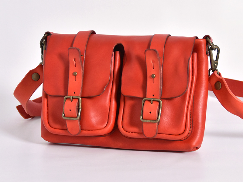 ウォッシュ加工でアンティークを思わせる総革ショルダーバッグ / 革鞄