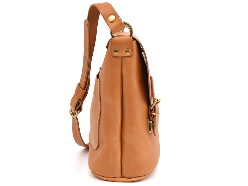 スタッフの旅に使いから生まれた二本ベルトショルダーバッグ / 革鞄の