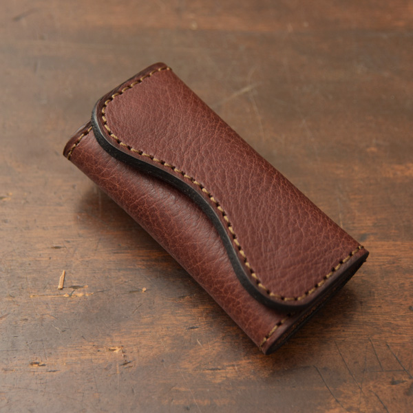 タンドーソフト革の質感を活かしたホック留めの4連キーケース / 革鞄の