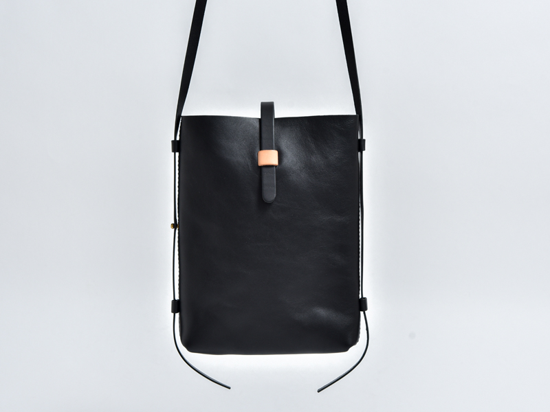 小物 283 軽くて使いやすいサコッシュ型のお出かけレザーミニショルダー / 革鞄