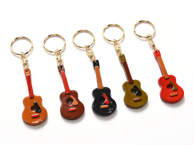 革の風合いが優しいギター型のキーホルダー / 革鞄のHERZ(ヘルツ)公式通販