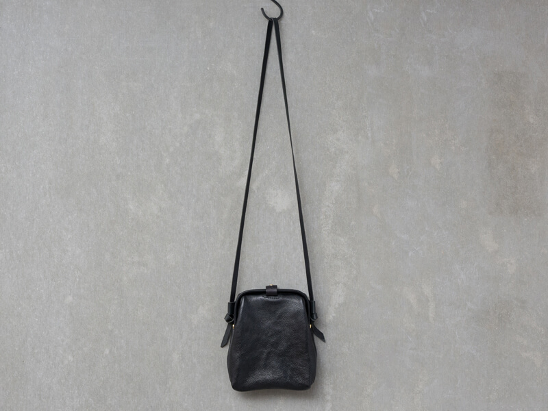 イタリアンレザーを使用した小さくて可愛い口枠のポシェット / 革鞄の