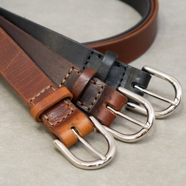 シルバーカラーの真鍮バックルを使用したブリティッシュレザーの本革