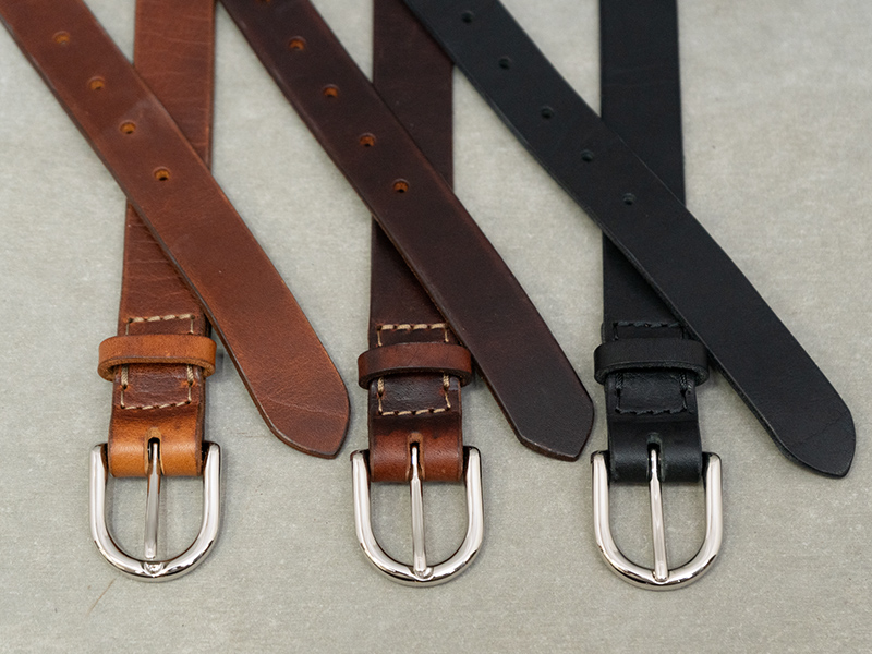 シルバーカラーの真鍮バックルを使用したブリティッシュレザーの本革