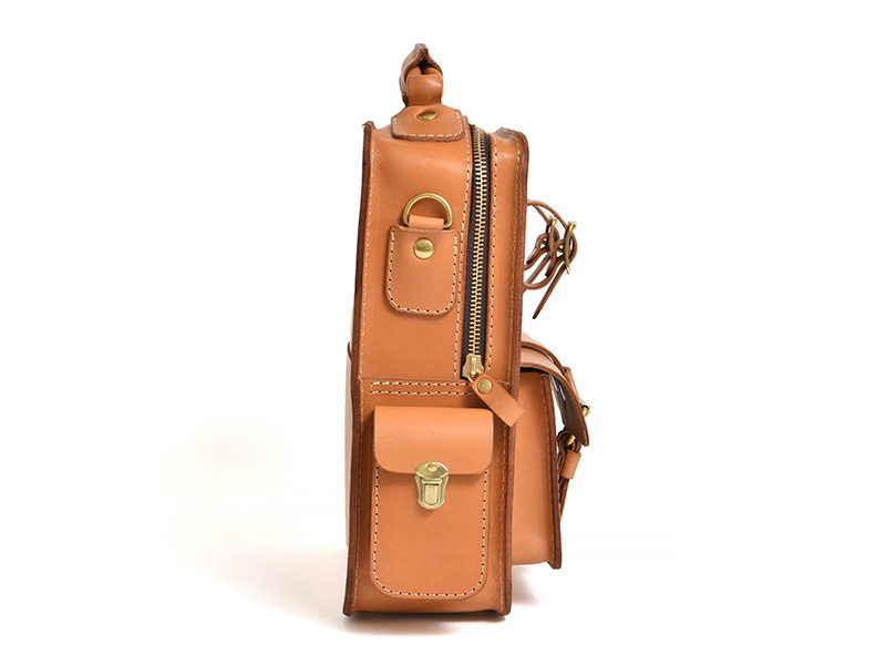 建築物を思わせる堅牢なボックス型の2wayショルダーバッグ / 革鞄の