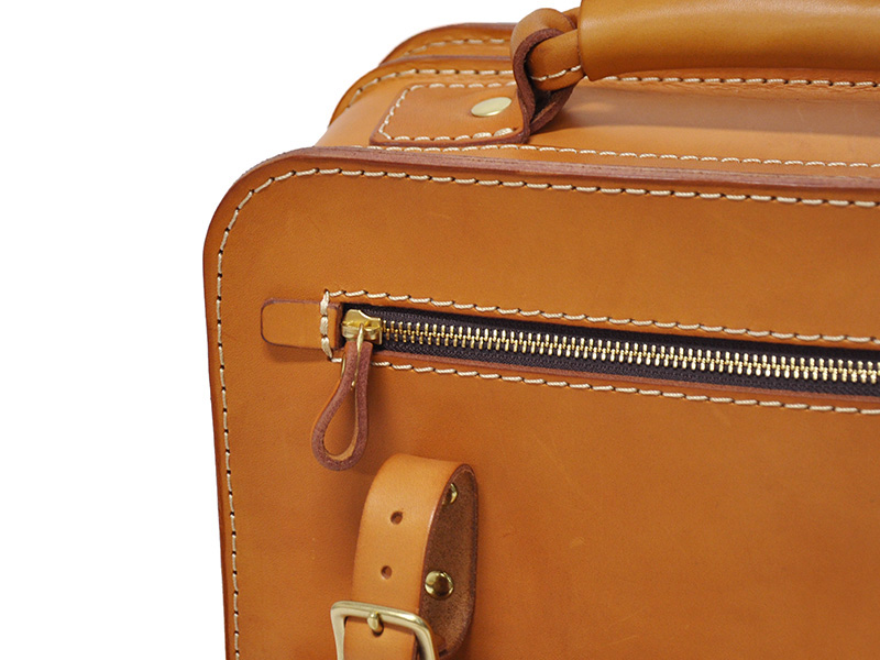 堅牢な建築物を思わせる二部屋の箱型2wayショルダーバッグ / 革鞄の