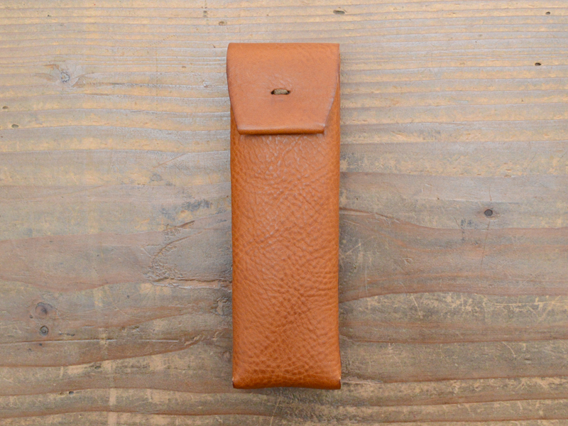 ホックひとつで開閉する縦型のレザーペンケース / 革鞄のHERZ(ヘルツ