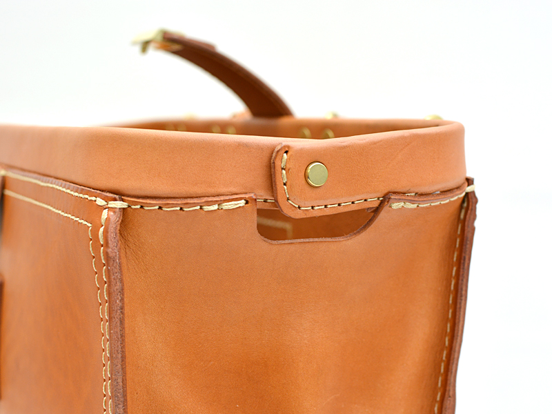 革鞄の魅力が詰まった貫録のあるハードレザーのダレスバッグ / 革鞄の