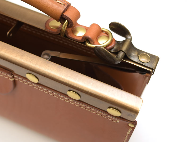 フレームと本革の風合いを活かした2way鞄のコパンタショルダー