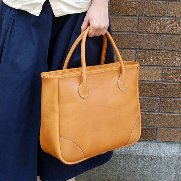 飽きの来ないデザインでA4書類も入る本革のレディーストート / 革鞄の