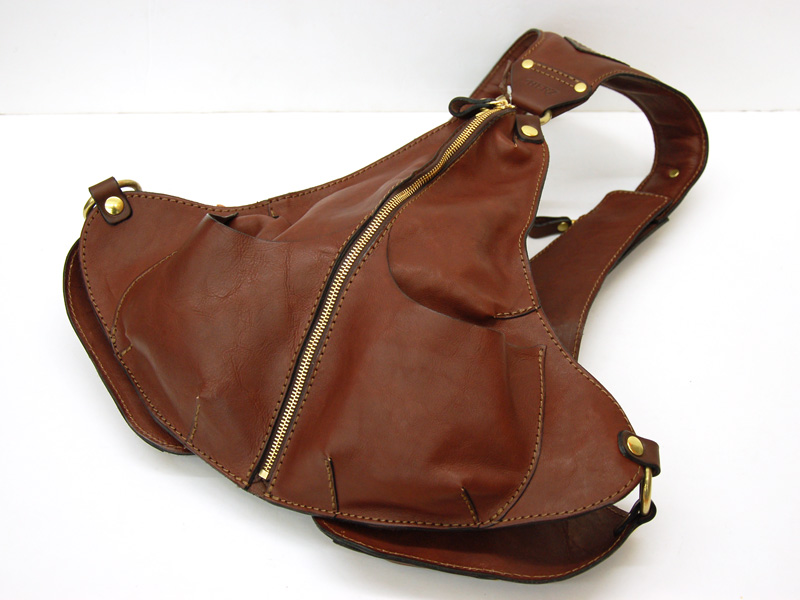 服を着るように鞄を背負うリュックタイプの着るカバン・ベスト型 / 革