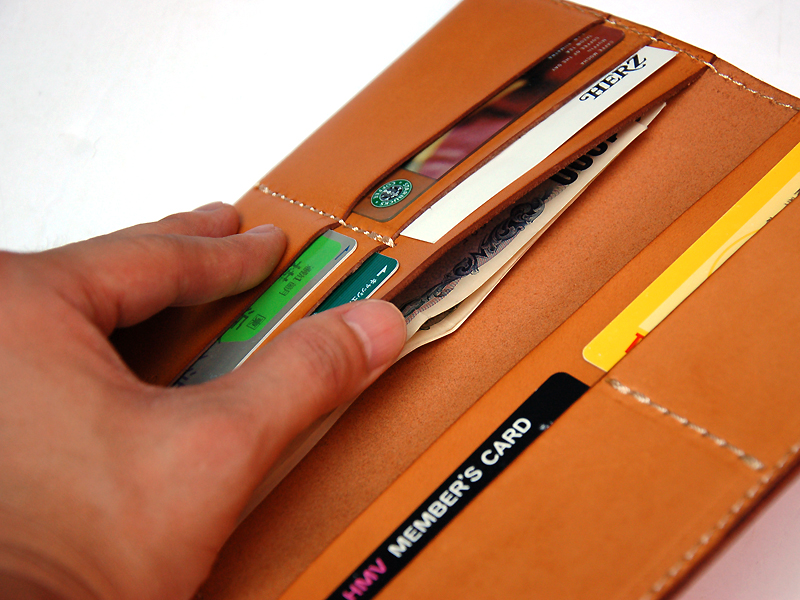 スーツの内ポケットにもスッと入るお札とカード専用の長財布 / 革鞄の