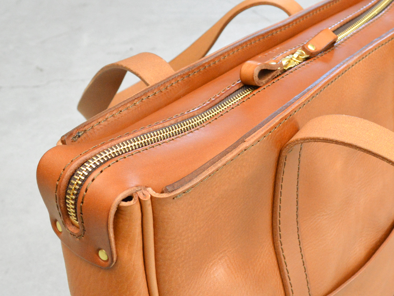 ファスナーで大きく開くスクエアフォルムの肩掛けトートバッグ / 革鞄