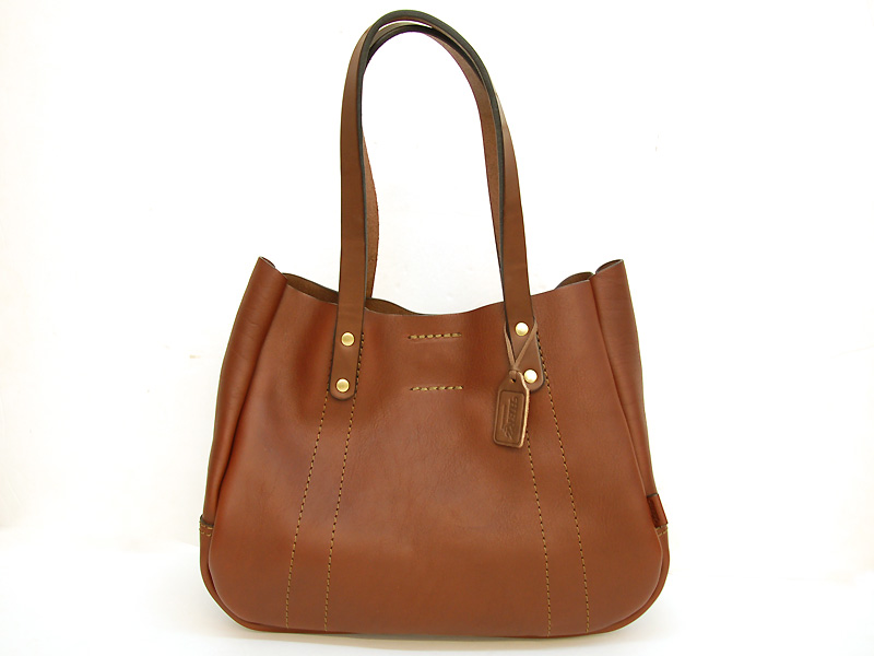 ウーマントート(T-10)はお弁当やペットボトルが入る、普段使いできる革