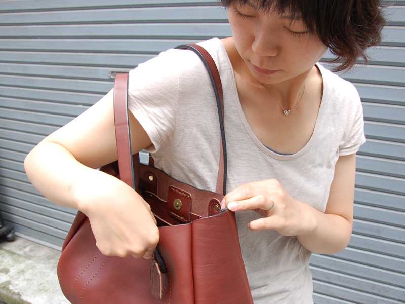 ウーマントート(T-10)はお弁当やペットボトルが入る、普段使いできる革