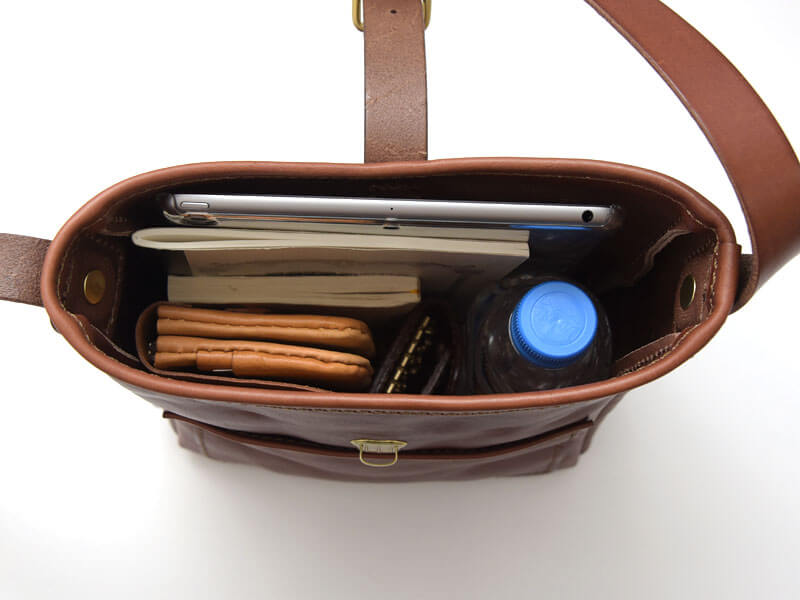 柔らかい革で気軽に使えるベルト留めショルダーバッグ / 革鞄のHERZ