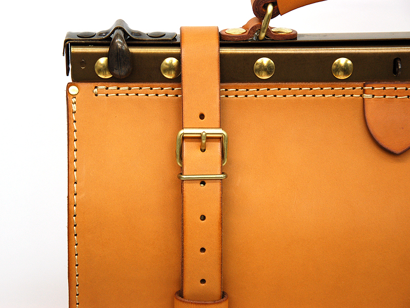 クラシックフレームで作るワイドマチのビジネスキットバッグ / 革鞄の