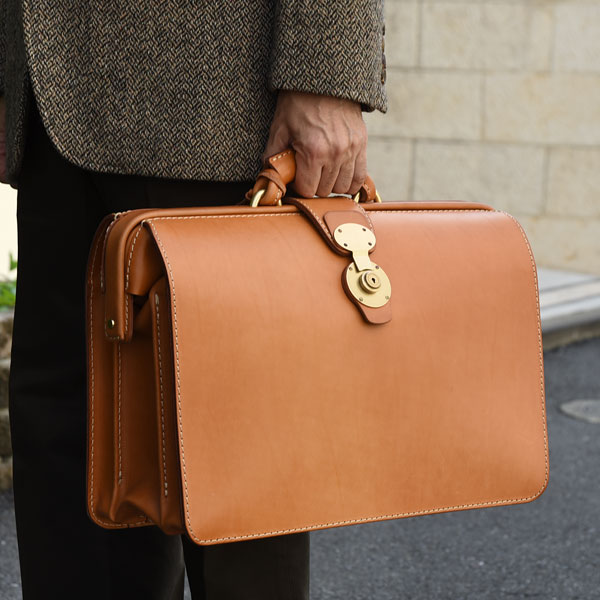 書類やPCを分けられる高級感のある3部屋ダレスバッグ / 革鞄のHERZ