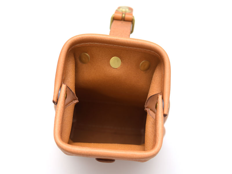 がま口で大きく開いて使いやすいレザーベルトポーチ / 革鞄のHERZ