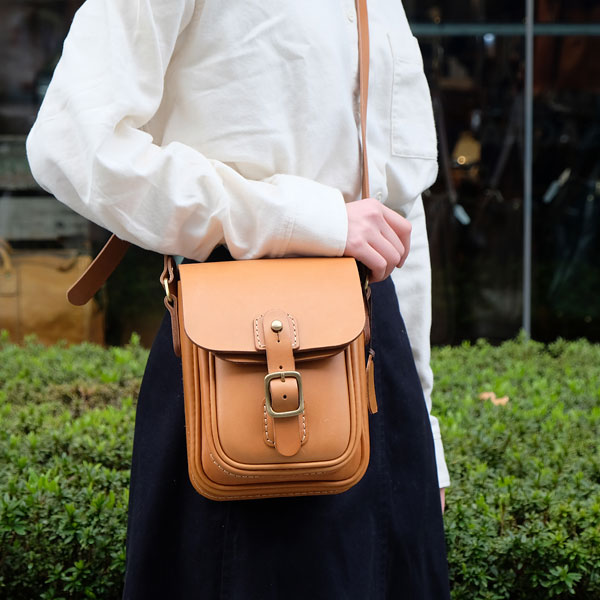 ヘルツ　HERZ　本革鞄　ギボシ留めショルダーポシェット(CP-4)　キャメル HERZらしさを凝縮したギボシ留めショルダーポシェット / 革鞄のHERZ