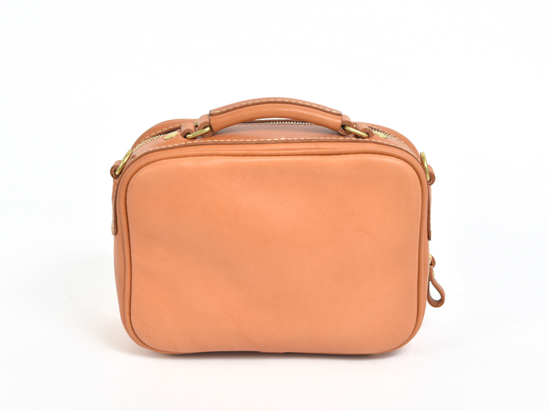 メンズ・レディース問わずで使えるファスナー式の2wayショルダーバッグ