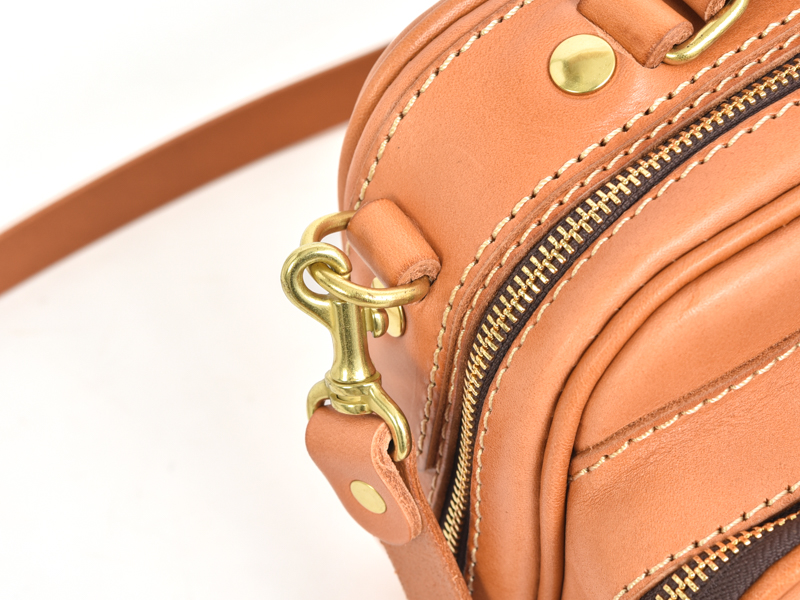 メンズ・レディース問わずで使えるファスナー式の2wayショルダーバッグ