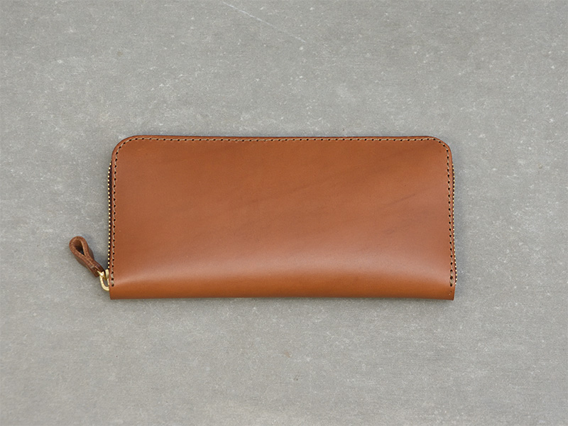 ダコタレザーの上質な手触りを楽しめるラウンドファスナータイプの長